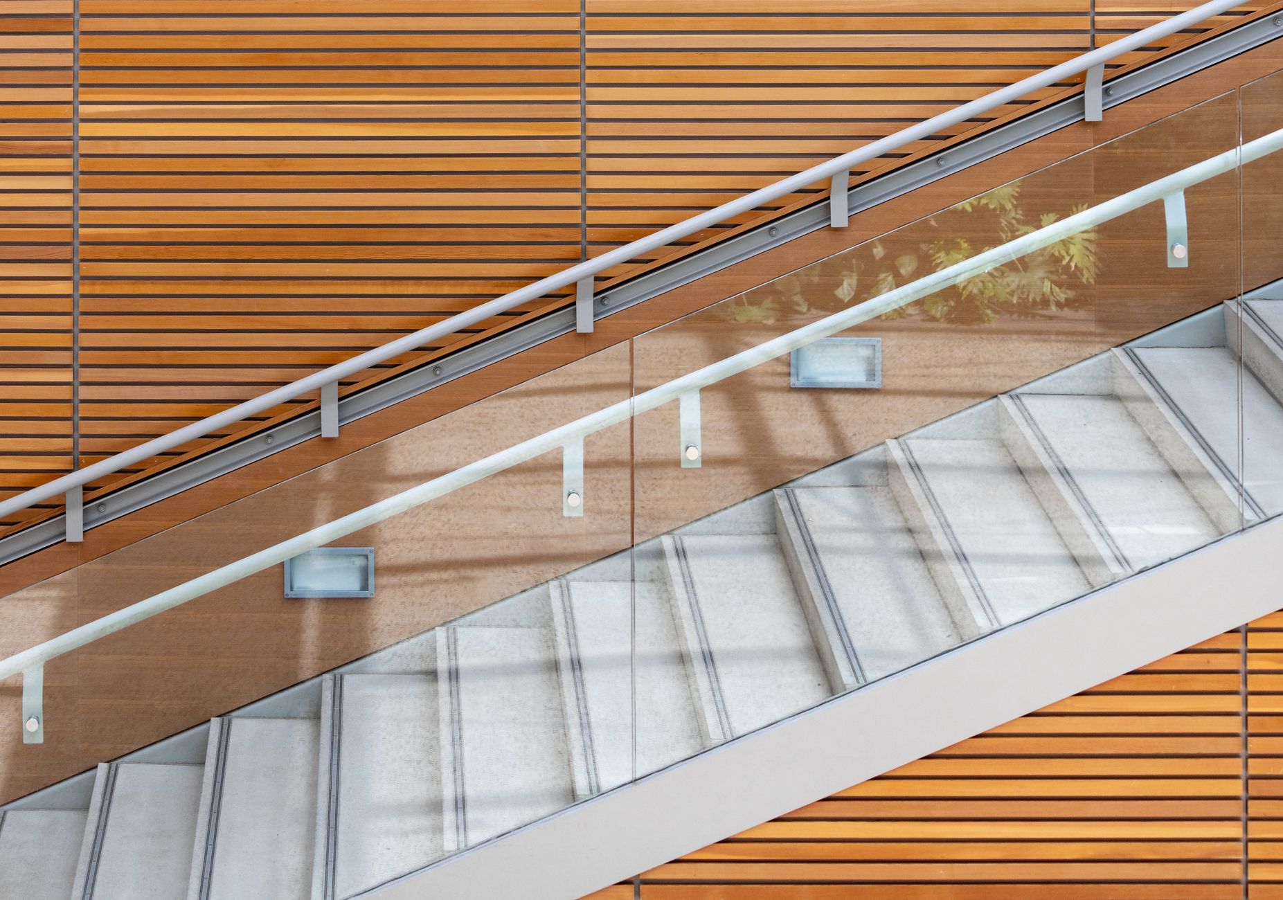 Escalier moderne avec rampes en verre et aluminium
